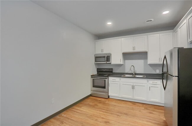 Building Photo - 526 Fallowfield Ave