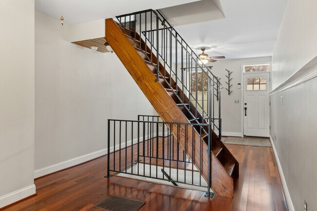 Building Photo - 1524 E Clement St