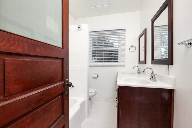 Bathroom - 1839 Washington Pl