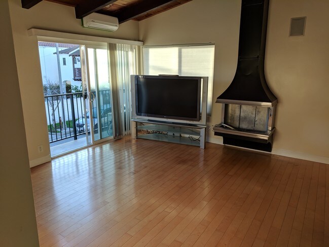 Televisión/Chimenea - 141 Corona Ave