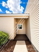 Building Photo - 5200 SW 21st Pl