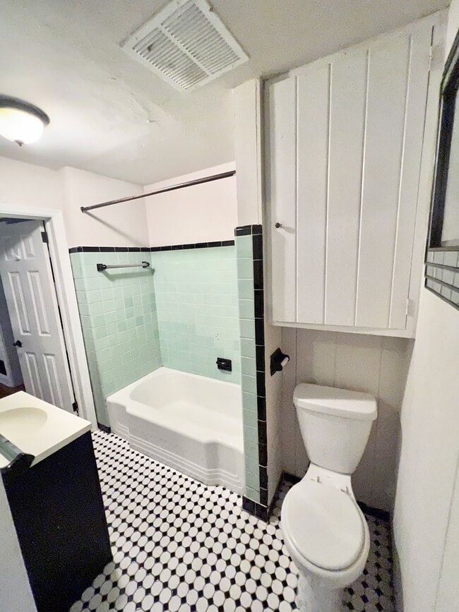 Building Photo - 539 E Park Ave