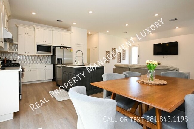 Building Photo - 3057 Pensacola Dr