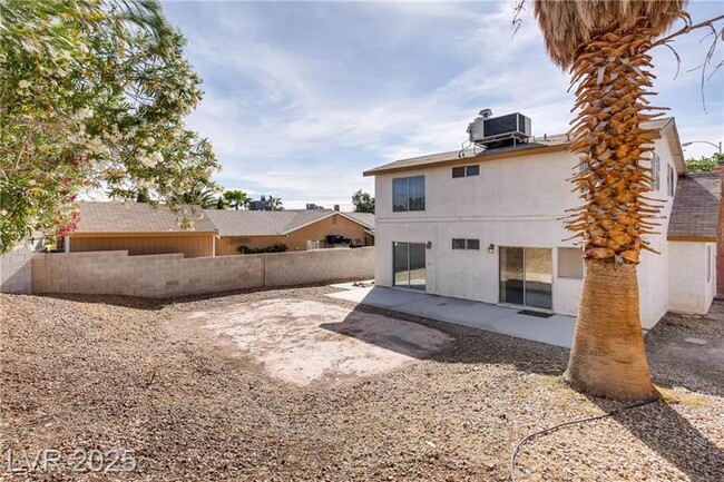 Building Photo - 4205 Newhaven Dr