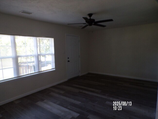 Building Photo - Move In Special: $200 off on The First Full Month' Rent!