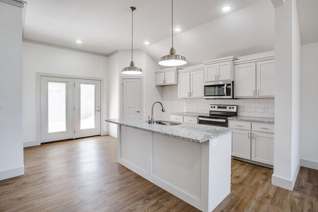 Building Photo - 1/2 off First Months Rent. Wonderful 3/2 i...
