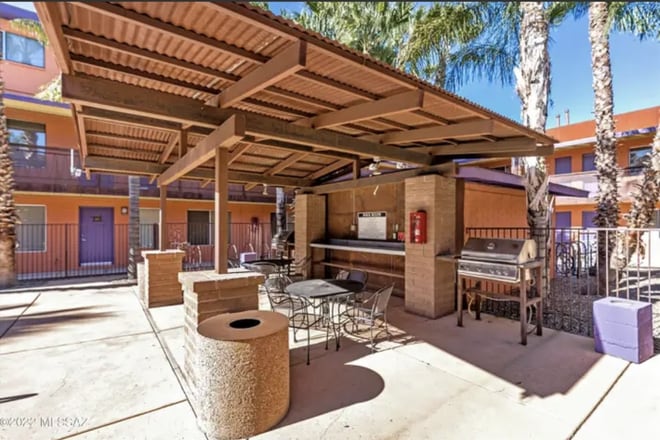 MINUTES FROM U of A - Partially Furnish Condo - 10th Street Condominiums - MINUTES FROM U of A - Partially Furnish Condo - 10th Street Condominiums