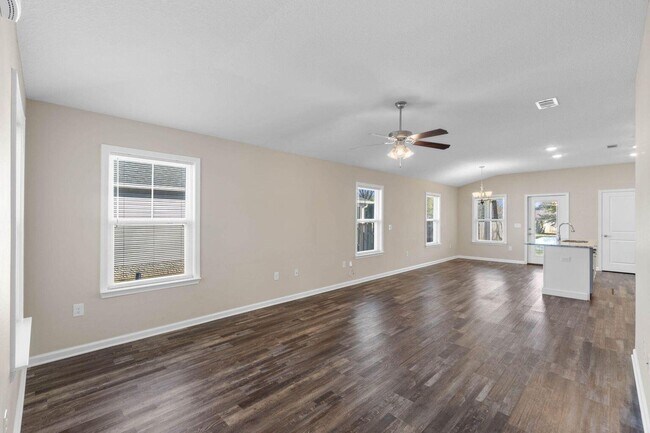 Building Photo - 145 4th Ave E