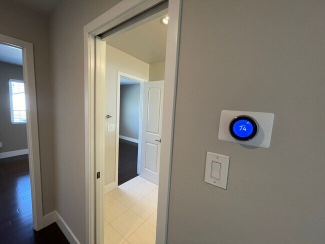 Building Photo - Completely updated 2bedroom Townhome