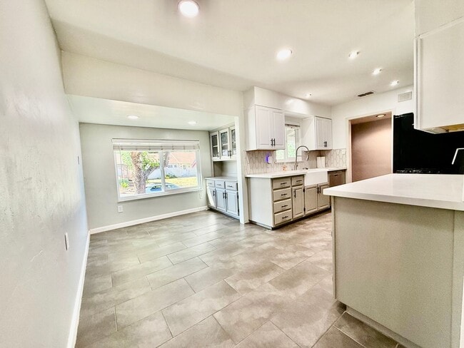 Building Photo - Great home available NOW