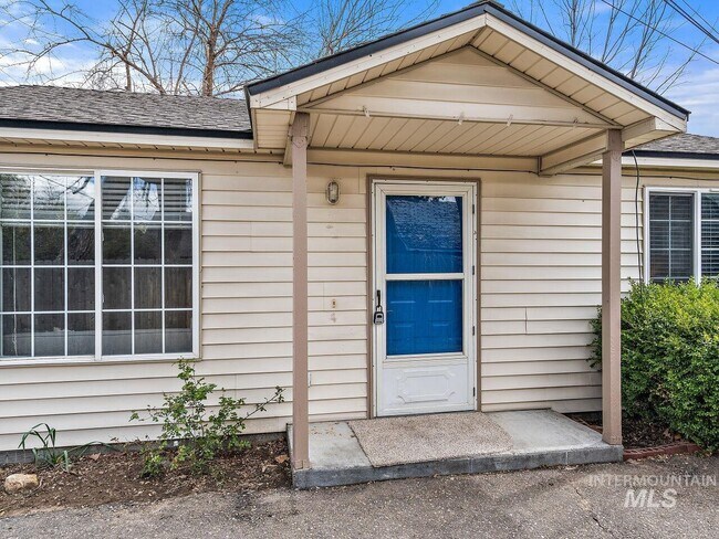 Building Photo - 1915 Blaine St