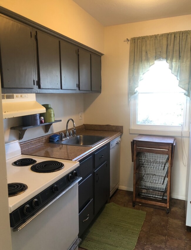 Kitchen with all appliances - 762 Mentor Ave