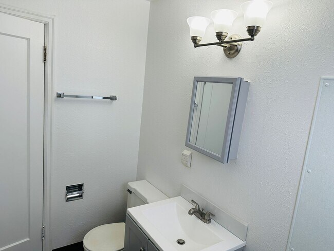 Building Photo - One Bedroom, One Bath, Freshly Painted wit...