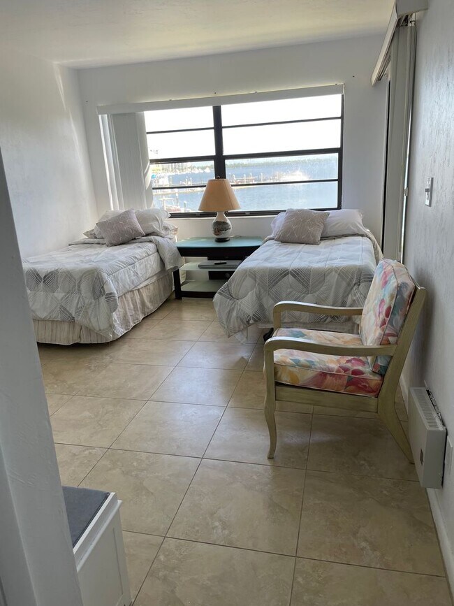 Building Photo - Fully Furnished 2 Bedroom-1 Bath Anglers C...