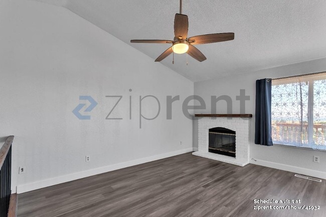 Building Photo - 527 Bustos Pl