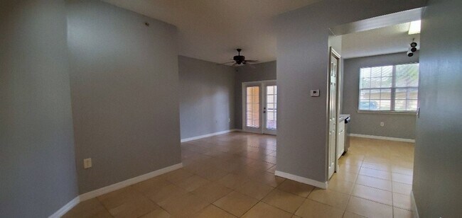 Foto del edificio - 2Bdrm 2Barh Condo -- Reserved parking spot...