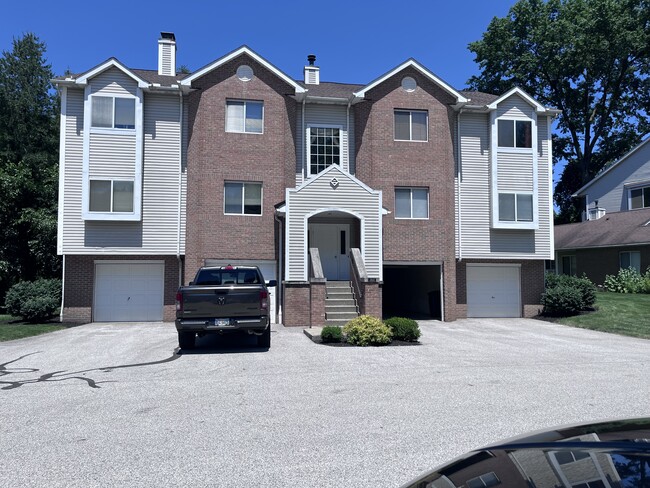 Building Photo - 361 Village Pointe Dr
