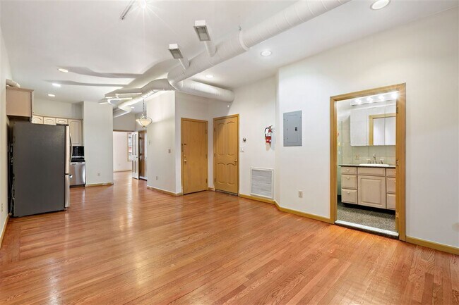 Building Photo - 333 Washington St