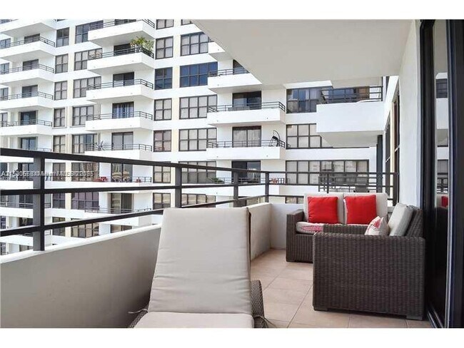 Building Photo - 2500 Parkview Dr
