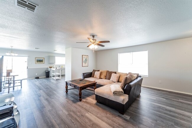 Foto del edificio - 9844 Sparrow Hawk Ln