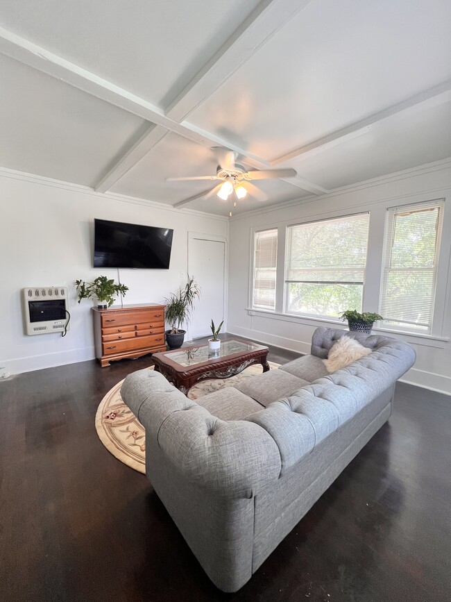 Building Photo - 1302 W Bell St