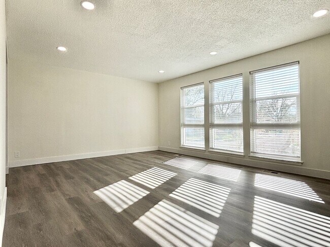 Building Photo - Beautiful Sandy Remodel Near Union Park!