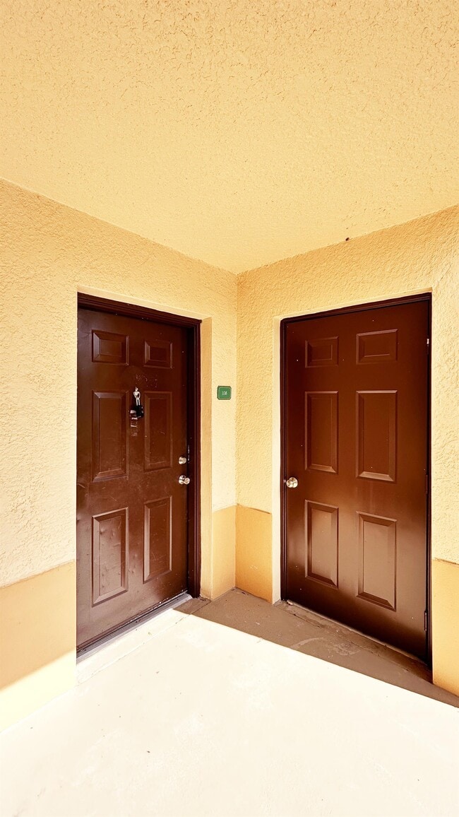 Building Photo - 131 SW Palm Dr