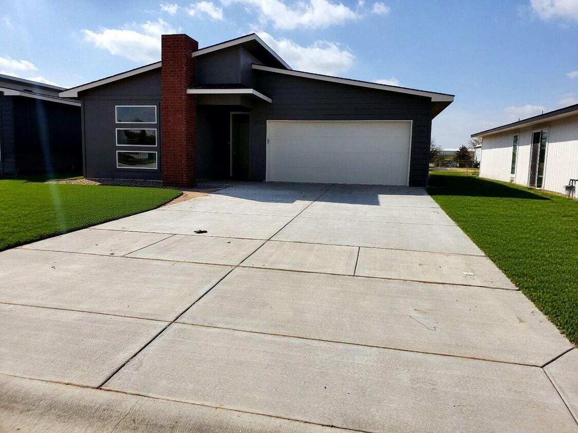 Foto principal - For Rent – 3 Bed | 2 Bath single family ho...