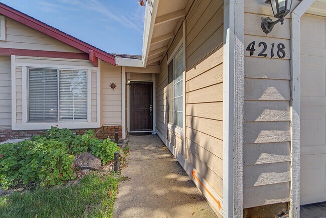 Foto del edificio - Freshly Updated 4-Bedroom Home with Central A/C & Garage