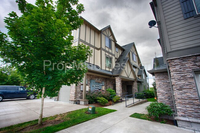 Foto del edificio - Stunning 2-Bedroom Townhouse with Access t...