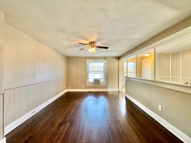 Foto del edificio - 1-Bedroom, 1-Bath Apartment in Junius Heights