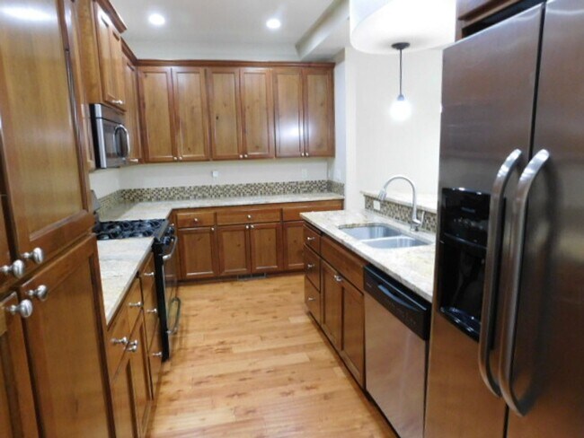 Foto del edificio - 3Bd/2.5Ba Two Story Townhouse - Available ...