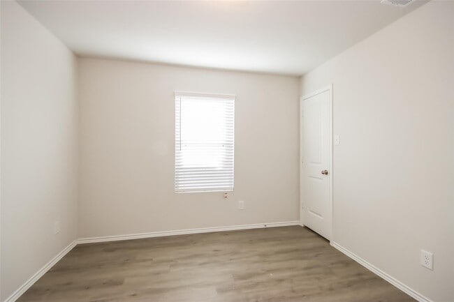 Building Photo - 2621 Lina Dr