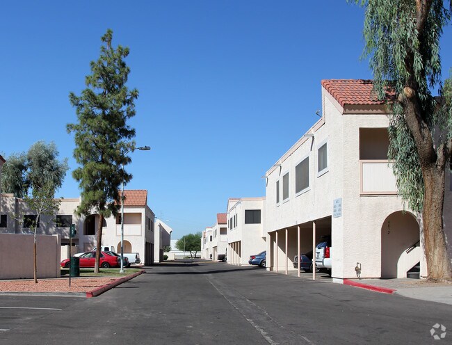 Building Photo - Por Hallcraft Villas West