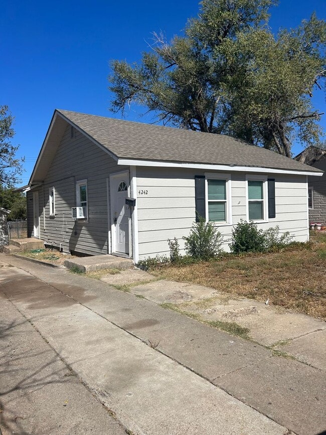 Building Photo - 4242 SW 10th Ave