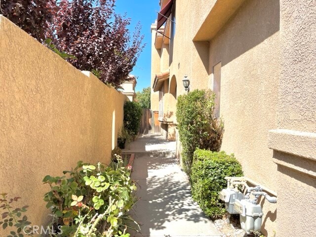 Building Photo - 2036 Villa Del Lago Dr