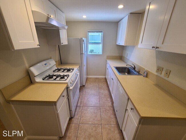 Building Photo - 661-667 Dutton Ave