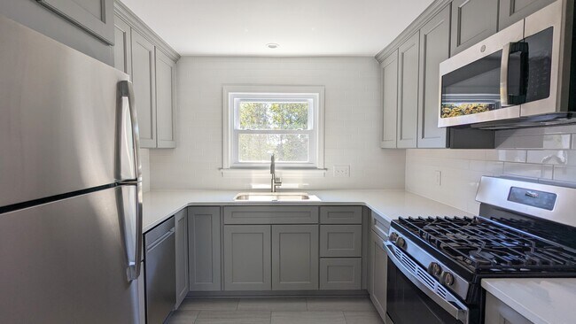 Cocina de concepto abierto con vista completa a la sala de estar - 852 Smith St