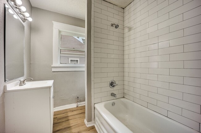 Building Photo - Freshly Updated 3 Bedroom House