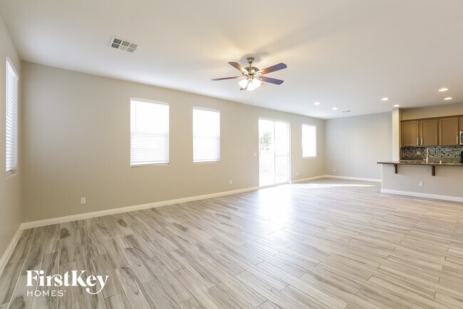 Foto del edificio - 584 Little Moon Ave