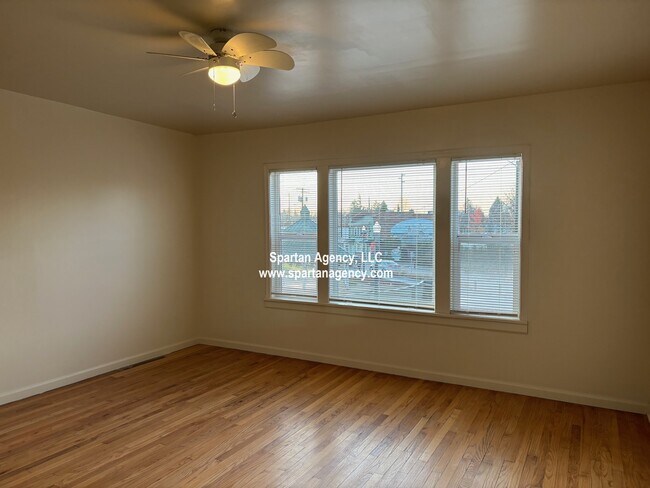 Building Photo - 927 Kincaid Ave