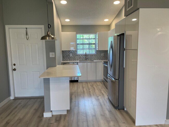 Foto del edificio - 2800 Palmwood Terrace