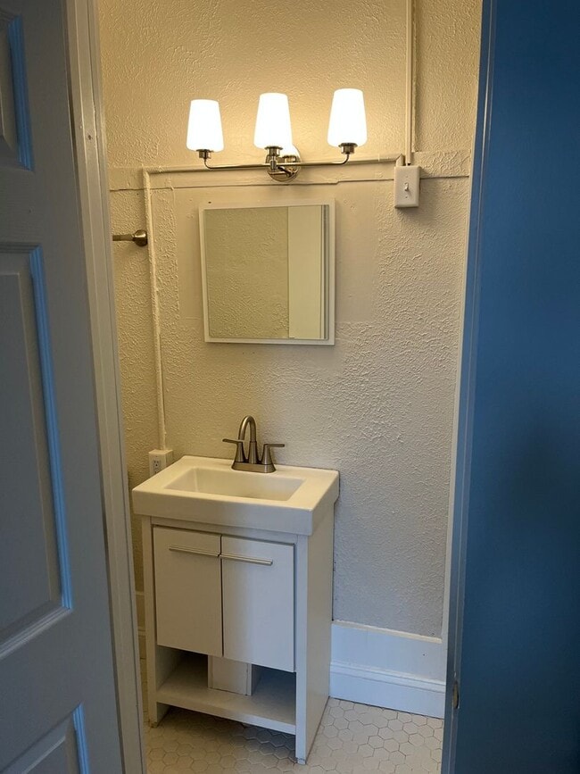 Building Photo - DOWNTOWN…. Utilities included