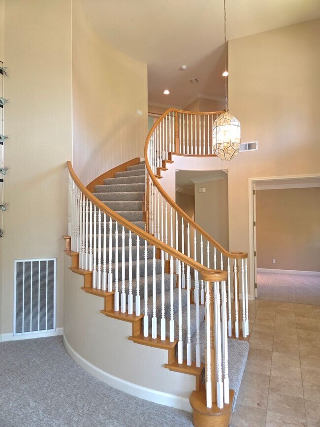 Foto del edificio - Spacious 5-Bedroom Danville Home with Dramatic High Ceilings & Flexible Living Areas