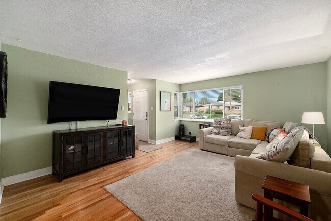 Foto del edificio - Spacious Top Unit of Quadplex Available So...