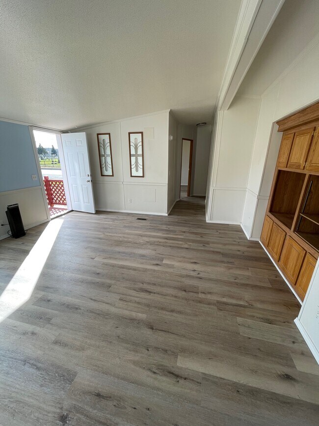 Sala de estar desde otro ángulo - 2656 S Montana St