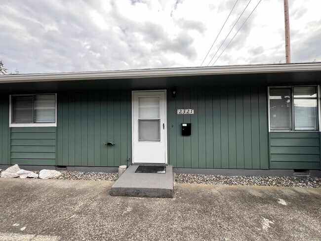 Foto del edificio - MOVE IN SPECIAL! 2 Bed, 1 Bath Ground Floo...