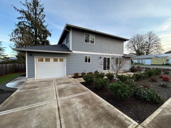 Foto del edificio - 4 bedroom, 2.5 Bath In Carlton- Great Location!