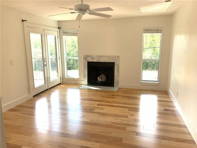 Building Photo - Fabulous downtown Austin Condo