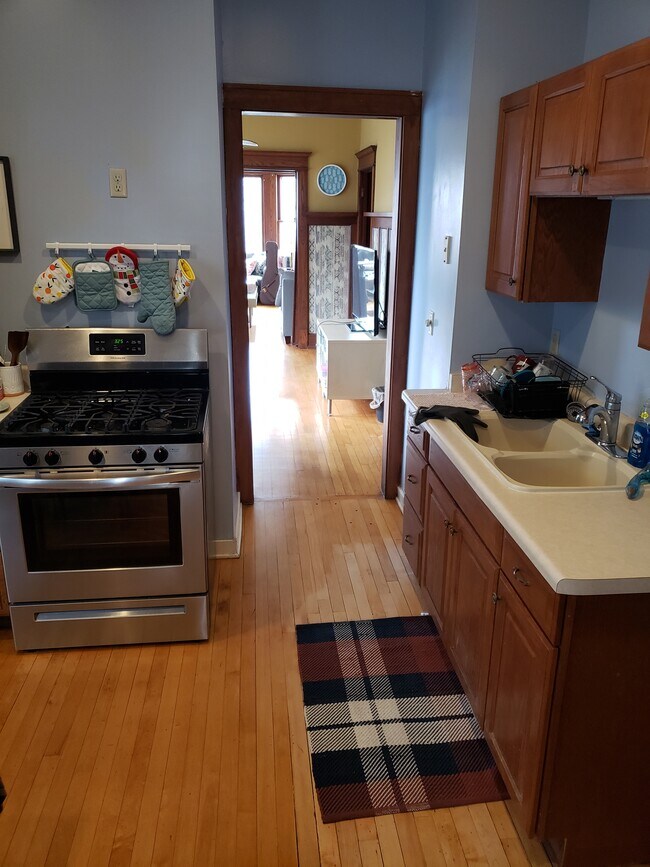 Beautiful kitchen and floors! - 1630 N Astor St